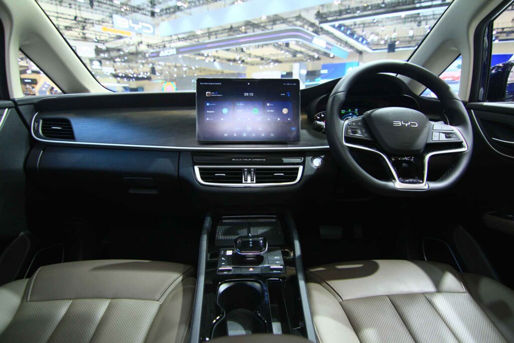 BYD M6 interior