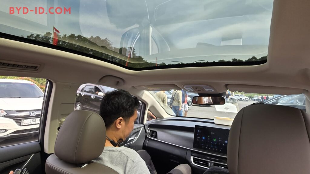 BYD M6 Panoramic roof