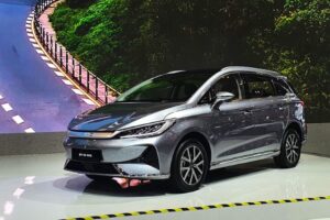 BYD M6 2025