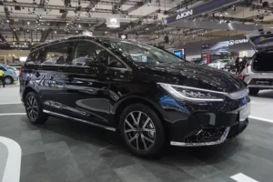 BYD M6 HITAM