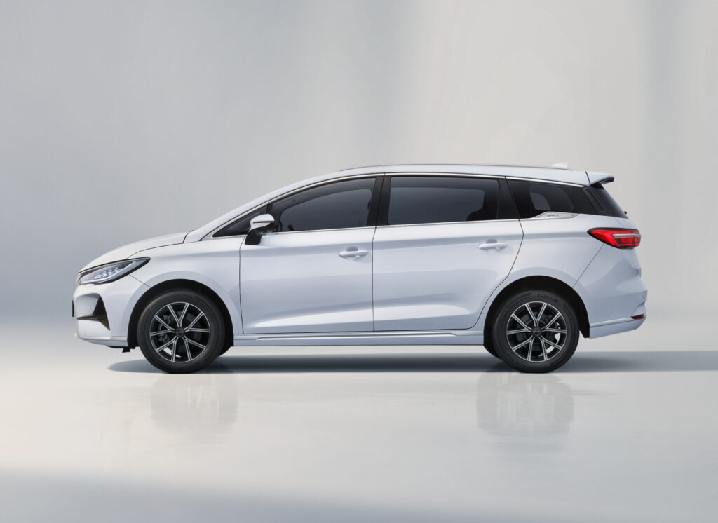 BYD M6