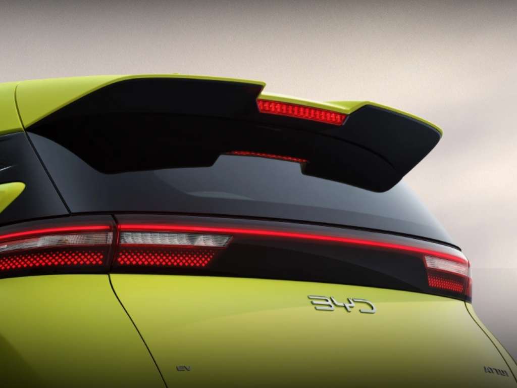 Desain lampu belakang BYD Atto1 dengan LED horizontal dan spoiler sporty, menampilkan tampilan belakang mobil listrik yang futuristik.