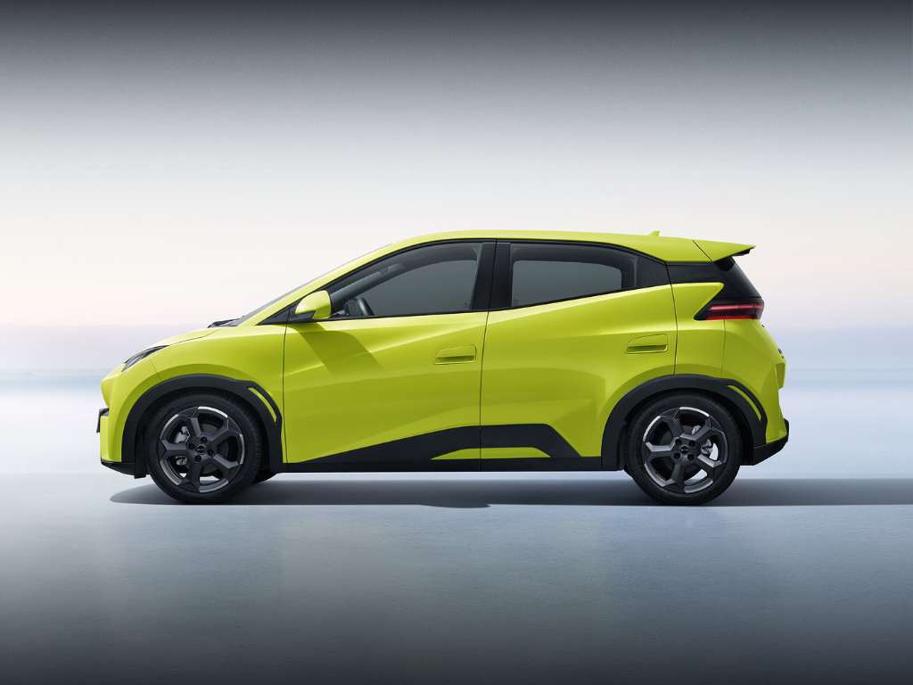 Tampak samping BYD Atto1 berwarna kuning, menunjukkan proporsi bodi yang aerodinamis dan velg sporty berukuran 17 inci.