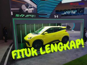BYD Atto 1 warna kuning dipamerkan di booth BYD Bipo Tangerang dengan tulisan fitur lengkap