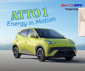 Mobil listrik BYD Atto 1 berwarna hijau limau dipamerkan di tepi laut dengan slogan "Energy in Motion" dan logo BYD BIPO Tangerang.